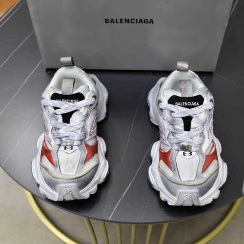 巴黎5XL正确版Balenciaga巴黎世家CARGO 走秀款 做旧工艺采用手工制作完成，每款鞋的做旧程度、擦破大小及范围具有一定的差异性，属于正常。鞋面是切割