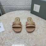 TOM FORD顶级版本 高品质 2024新款官网同步 1:1开模 TF扣饰单鞋 鞋面：漆皮 石头纹 垫脚：羊皮 跟高：平底 鞋底：AAA级原版真皮大底 SIZ