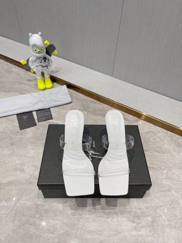 giusseppe Zanotti 春夏水晶高跟拖鞋 意大利超小众品牌，这个系列的拖鞋穿上去，真的有点小仙女的感觉！上脚自带滤镜效果，后跟上百颗超闪水钻，银色B