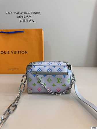 Lv 25A Trunk盒子链条包小箱子 近几年L 脑洞真的是越开越大，设计独特而经典 方正小巧的独特造型 绝对是这几年Lv最出彩的设计之一。高端定制版 尺寸： - 点击图像关闭