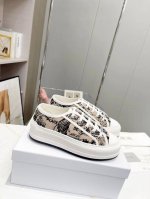 Dior迪奥 Walk'N系列 老花 刺绣 厚底帆布鞋 休闲运动鞋 原版购入开发 这款 Walk'N'Dior 厚底运动鞋是一款时尚单品，提升该系列的格调。Ob