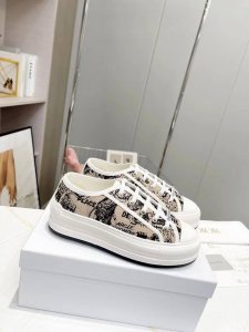 Dior迪奥 Walk'N系列 老花 刺绣 厚底帆布鞋 休闲运动鞋 原版购入开发 这款 Walk'N'Dior 厚底运动鞋是一款时尚单品，提升该系列的格调。Ob