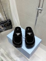 350 Prada 普拉达2025春夏新款厚底凉鞋 三角扣面包包头半拖鞋 最新走秀系列 经典升级 舒适度与时髦度并存 每个颜色搭配都好看，设计搭配不同风格需求