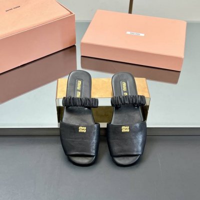 出厂 高品质！Miumiu 缪缪 25Ss早春新款 一脚蹬懒人凉鞋 官方春夏走秀新款，时髦百搭，即可咸又可甜 一点也不磨脚 无论光脚穿还是搭配袜子穿都超级减龄
