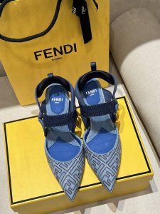 现货！高跟8.5Cm 上脚绝了！夏天搭衣服就是好看 Fend1最新款，顶级版本！独家最高原版品质发售 Colibrì露跟凉鞋，包裹脚部的弹性缎带。真皮鞋底鞋头有