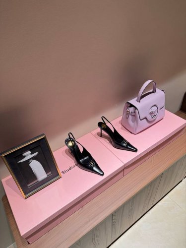 独家新款上架 YSL 圣罗兰 SS2024夏季方头金属字母装饰高跟新品 走秀款高跟凉鞋2024全新春夏系列后带方扣高跟凉鞋 ！ 尖头高跟拖鞋淡淡的夏日里怎么少得