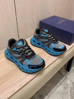新款: 厂价 迪奥Dior* 最新爆款休闲鞋，顶端品牌奢侈～代购，顶级～质量。鞋面選用进口透气牛皮搭配织网材质透气运动垫脚 精细做工。原版个性时尚柔软橡膠耐磨防