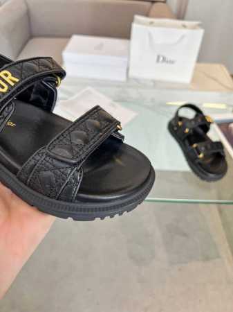 Dior迪奥新品经典款。代购级别品质国外专柜爆款厚底凉鞋 鞋面内里：原版定制材料，鞋底原版开模1.1 轻便 码数35-40 41 42可定做 出厂价P P30 - 点击图像关闭