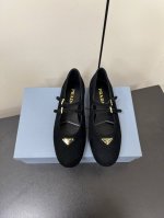 双带羊猄 PRADA 25ss 普拉达秋冬新品 实力来袭 玛丽珍单鞋 芭蕾舞鞋超级爆系列爆品，各大网红明星乔欣，程潇，同款圆头三角扣 玛丽珍单鞋 ！时髦百搭ni