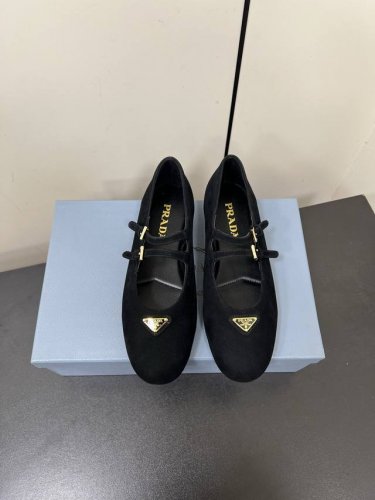 双带羊猄 PRADA 25ss 普拉达秋冬新品 实力来袭 玛丽珍单鞋 芭蕾舞鞋超级爆系列爆品，各大网红明星乔欣，程潇，同款圆头三角扣 玛丽珍单鞋 ！时髦百搭ni