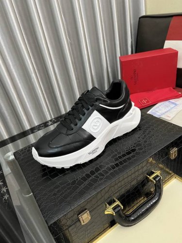 出厂价pp Valentino 华伦天奴 Ss春夏新品爆款休闲运动鞋 进口弹力布鞋面后跟为华伦家专属铆钉状 整体非常具有代表性 组合大底 上脚真的超好穿又很舒服