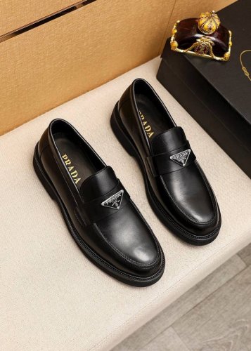 商品商标：Prada 普拉达 休闲皮鞋 正码码数: 39-44 38.45.46订制 商品材料：精选 进口头层小牛皮鞋面+奢华五金扣，进口水染牛皮内里。强烈立体