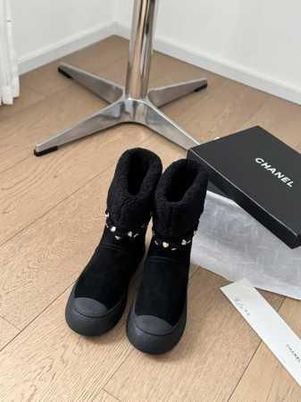 Chanel 24K新款雪地靴 秋冬暖心推荐 高品质认准我家实拍 穿腻了毫无特色的ugg 不妨来买这款，超级仙女的一款，内里隆丰羊皮毛一体，不计成本选用澳洲皮毛 - 点击图像关闭