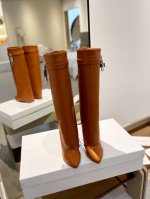 专柜正品级定制版本 GIVENCHY0 新款高跟长靴，市面最高版本 纪梵希 锁扣 风靡整个时尚圈 原版开发鞋型超级正 最高还原度鞋型 包裹性非常好 显瘦 显高级