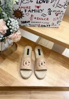 dolce&Gabbnna杜嘉.班纳D&G麻底拖鞋渔夫鞋Dg的风格真是越来越时尚了，超美的镂空设计，让人一眼就爱上它清凉一夏感觉鞋面是进口纯羊皮，非常精美内里绵