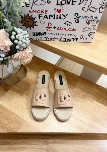 dolce&Gabbnna杜嘉.班纳D&G麻底拖鞋渔夫鞋Dg的风格真是越来越时尚了，超美的镂空设计，让人一眼就爱上它清凉一夏感觉鞋面是进口纯羊皮，非常精美内里绵