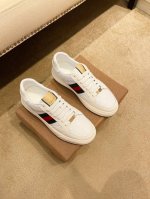 工厂P价 。 Gucci 古奇新款男士真皮休闲鞋，市面最高版本 、欢迎任意对比！原版皮料质感极佳，超上档次！意大利进口胎羊网内里，可拆式垫！奢华用料、精细做工，