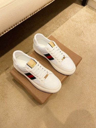工厂P价 。 Gucci 古奇新款男士真皮休闲鞋，市面最高版本 、欢迎任意对比！原版皮料质感极佳，超上档次！意大利进口胎羊网内里，可拆式垫！奢华用料、精细做工，