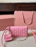 Miumiu中古 斜挎包｜公主们看过来！ 粉粉嫩嫩抓住你的少女心 零钱包也太可爱了 和夏季更搭哦～ 尺寸 23 15Cm