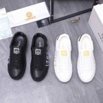 商品商标 Versace 范思哲 休闲板鞋 正码码数: 38-44 商品材料 精选牛皮鞋面 羊皮内里 原版大底