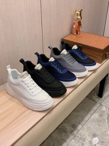 新款: 厂价 阿玛尼Armani* 最新爆款休闲鞋，顶端品牌奢侈～代购，顶级～质量。鞋面選用进口透气牛皮搭配织布材质透气羊皮垫脚 精细做工。原版个性时尚柔软橡膠