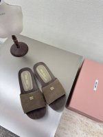 miu'miu 木屐鞋 实木高端对版 高丝光小牛反绒皮 跟镶嵌 金色 Logo 对版 驼色 中跟设计 铆钉嵌入固定鞋面 手工制作 系列 Miu'miu 经典舒适