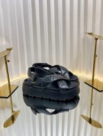 最新系列 Prad* 普拉达25款 厚底魔术贴凉鞋 拖鞋罗马厚底魔术贴凉鞋 最新走秀款，经典升级 舒适度与时髦度并存 每个颜色搭配都好看，设计搭配不同风格需求