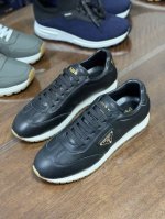 436 Prad*普拉达2025春夏新品男士高端运动鞋，这款运动鞋休闲百搭，选用进口牛皮打造，进口羊皮内里，轻质发泡大底，脚感非常舒适，运用柔和简洁的线条勾勒出
