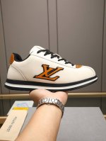 Lv路易威登 L家驴牌Runner Tatic系列 厚底 休闲 运动鞋 跑鞋 原版购入开发 做货 本款 Lv Runner Tatic 运动鞋融合网格面料和饰带