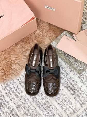 Miu Miu 缪缪 25 早春新品 专柜主打最新走秀款 蝴蝶结复古玛丽珍粗跟单鞋火爆上新！ 缪家高货 顶级工艺打造精品质感 无敌舒适 超高品质的法式小仙女皮鞋 - 点击图像关闭