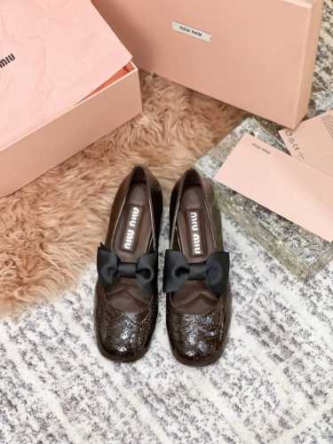 Miu Miu 缪缪 25 早春新品 专柜主打最新走秀款 蝴蝶结复古玛丽珍粗跟单鞋火爆上新！ 缪家高货 顶级工艺打造精品质感 无敌舒适 超高品质的法式小仙女皮鞋