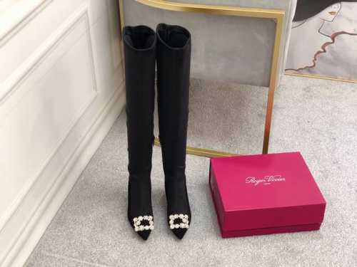 Roger Vivier 经典雪花水钻扣弹力长靴 鞋面:羊京绒+弹力靴筒 筒高22寸 内里:进口小羊皮 大底:意大利真皮大底 跟高:6.5 码数:35-39 3