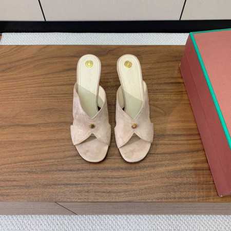 Loro piana 经典复古绝美坡跟拖鞋 简约即时髦 松弛的高级感 感受夏日感高级穿搭 面料采用原版定制牛皮 内里垫脚均为混种羊皮 进口真皮大底 跟高8.5C - 点击图像关闭
