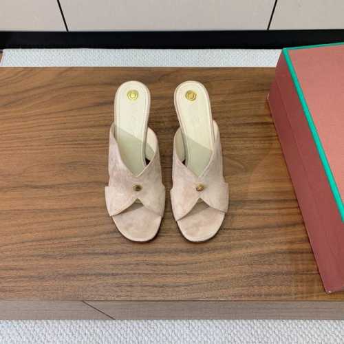 Loro piana 经典复古绝美坡跟拖鞋 简约即时髦 松弛的高级感 感受夏日感高级穿搭 面料采用原版定制牛皮 内里垫脚均为混种羊皮 进口真皮大底 跟高8.5C