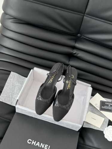 Chanel 经典Slingback后空凉鞋 前几年一直在做这个款 今年我们还是重新购版，再次精细Copy。 发现新版面的鞋面线条和形体舒适度都做了微调！ 这个
