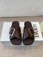 LOEWE 罗意威 25ss 春夏新品 交叉 方扣 拖鞋 疯狂种草简约设计感觉更干净优雅让你念念不忘 颜色也很耐看漂亮，上脚瞬间气质十足气场，简直无敌帅气有型鞋