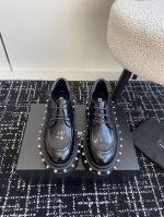 代购级 Alexander Wang 大王24ss新款 系带 厚底 钮钉 乐福鞋 大王这双厚底乐福鞋绝对是腿精必备神器 显高显瘦，黑色经典百搭王~~ 皮面搭配激