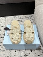 顶级版本 prada普拉达 25 新款 罗马编织包头 厚底 松糕 凉鞋 专柜一上就断货的节奏 超级多的网红时尚博主种草 上脚真的太舒服了，细腻舒适又不单调！小个