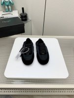 出厂 高版本 Prada 普拉达 25 早春 走秀 休闲 阿甘 德训鞋 出镜率很高的就是这款德训鞋 外形是像芭蕾舞鞋一样的跑鞋，柔软的皮质加上Prada 专属尼