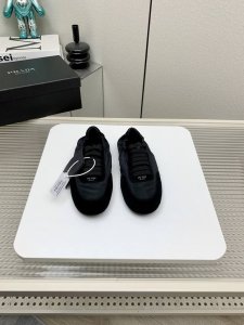 出厂 高版本 Prada 普拉达 25 早春 走秀 休闲 阿甘 德训鞋 出镜率很高的就是这款德训鞋 外形是像芭蕾舞鞋一样的跑鞋，柔软的皮质加上Prada 专属尼