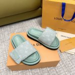牛仔绿 Louis Vuitto N Ss24 New Arrival～ Lv驴家 春夏羽绒魔术贴凉拖鞋新品！ 内里填充90白鸭绒，轻软舒适，回弹性极佳！ 鞋底