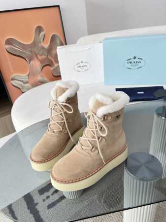 最新系列！Prada 普拉达2024秋冬季新款毛拖鞋 三角扣面包包头半拖鞋 最新走秀系列 经典升级 舒适度与时髦度并存 每个颜色搭配都好看，设计搭配不同风格需求 - 点击图像关闭