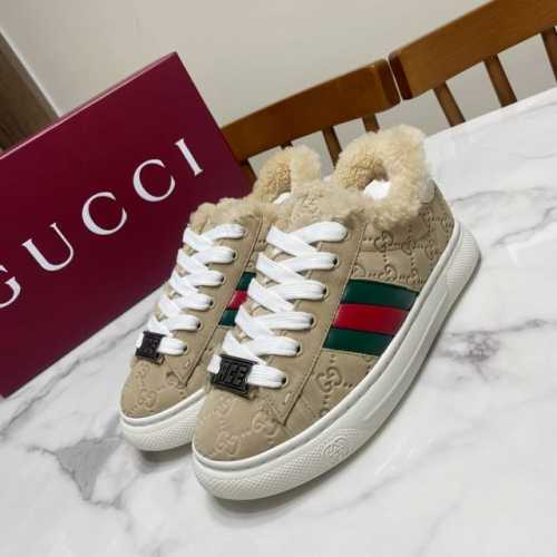 男款10 Gucci ACE系列 面包鞋，官网最新款，上脚超级柔软舒服，轻盈不累脚 鞋面为高丝光牛反绒压花工艺，里垫为羊毛，TUP大底 底厚：3.5CM Siz