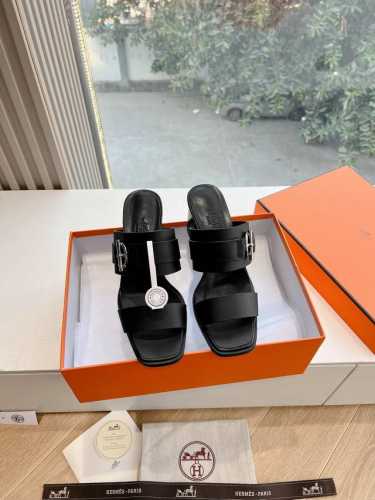 代购级别G033*爱马仕今年面料均选用光脚或者搭配个袜子穿，都时髦的不行哦 面料：进口牛皮内里：真皮鞋底：原版真皮鞋底尺码：35-39 40.41定制 不退不换