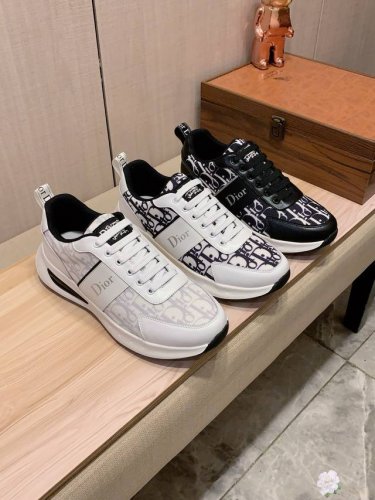新款: 厂价 迪奥Dior* 最新爆款休闲鞋，顶端品牌奢侈～代购，顶级～质量。鞋面選用进口透气牛皮搭配织布材质透气羊皮垫脚 精细做工。原版个性时尚柔软橡膠耐磨防