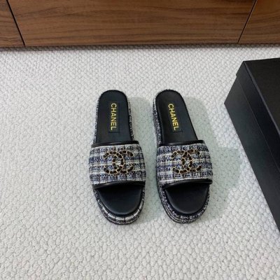 chan*L千鸟格毛呢厚底拖鞋 这款超适合想要显高腿细的宝宝 是明目张胆的小心机 这个夏天一定要安排上 码数 35-40 40定制不退换 批