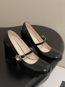 顶级品质 25Ss早春新款Roger Vivier Rv花朵钻扣玛丽珍单鞋小雏菊钻扣高跟鞋漆皮芭蕾舞鞋 Tres Vivier漆皮玛丽珍鞋 系列重新诠释经典鞋履