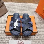 出厂 顶级版本 *爱马仕二舅升级版拖鞋 今年流行面料搭配均选用光脚或者搭配个袜子穿！ 面料：牛皮 内里：真皮，垫脚:进口羊皮 鞋底：原版开模Tpu鞋底耐磨强柔软