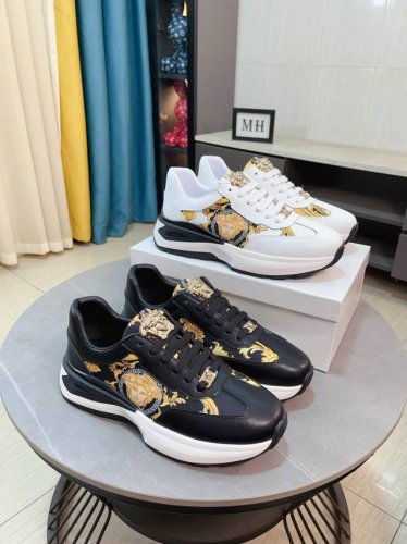 versace 范思哲 运动男鞋 最新款精心打造，引爆全场！不断创新的国际品牌 此款男士四季款休闲鞋，原版版本小牛皮配搭飞织品牌设计Logo+头层皮内里橡胶防滑