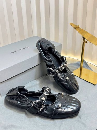 Balenciaga 巴黎世家 25 新款金属铆钉 芭蕾舞鞋 这双Cagole拖鞋鞋型是淑女拖鞋上面的铆钉又超级朋克街头简直太别致了 Ins爆款 原版购入开模